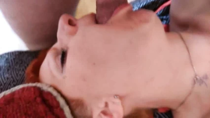 Рыжая потаскушка шикарно вафлится