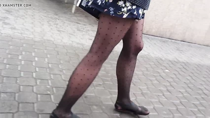 В колготках и босоножках