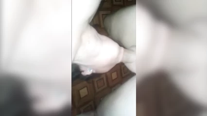 Ебёт подругу в ротовое отверстие