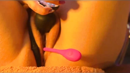 На камеру удовлетворила себя игрушками