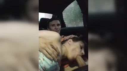 Заплатил блядюшке за минет в машине