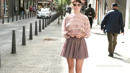 Гуляет по городу без трусиков