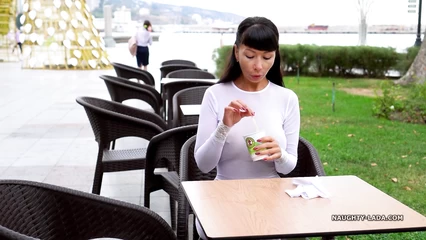 Лада любит прогулки полуобнажённой