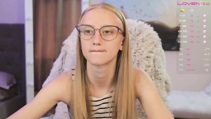 Ангелина засветила юное тело