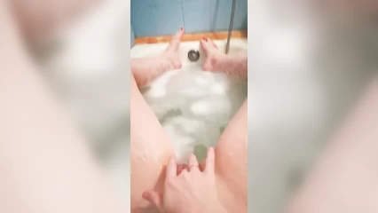 По писе пальчиками в ванне